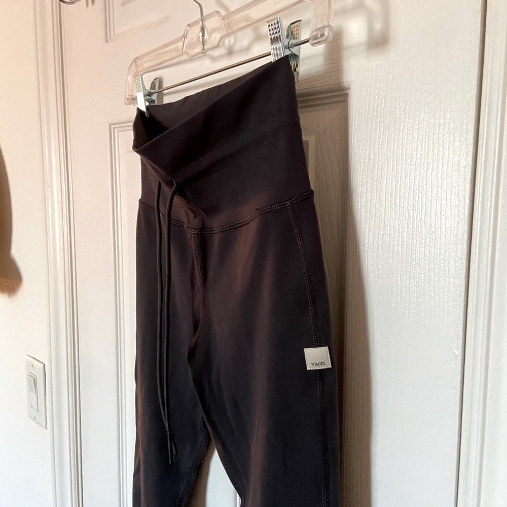 Vuori daily leggings | charcoal gray
